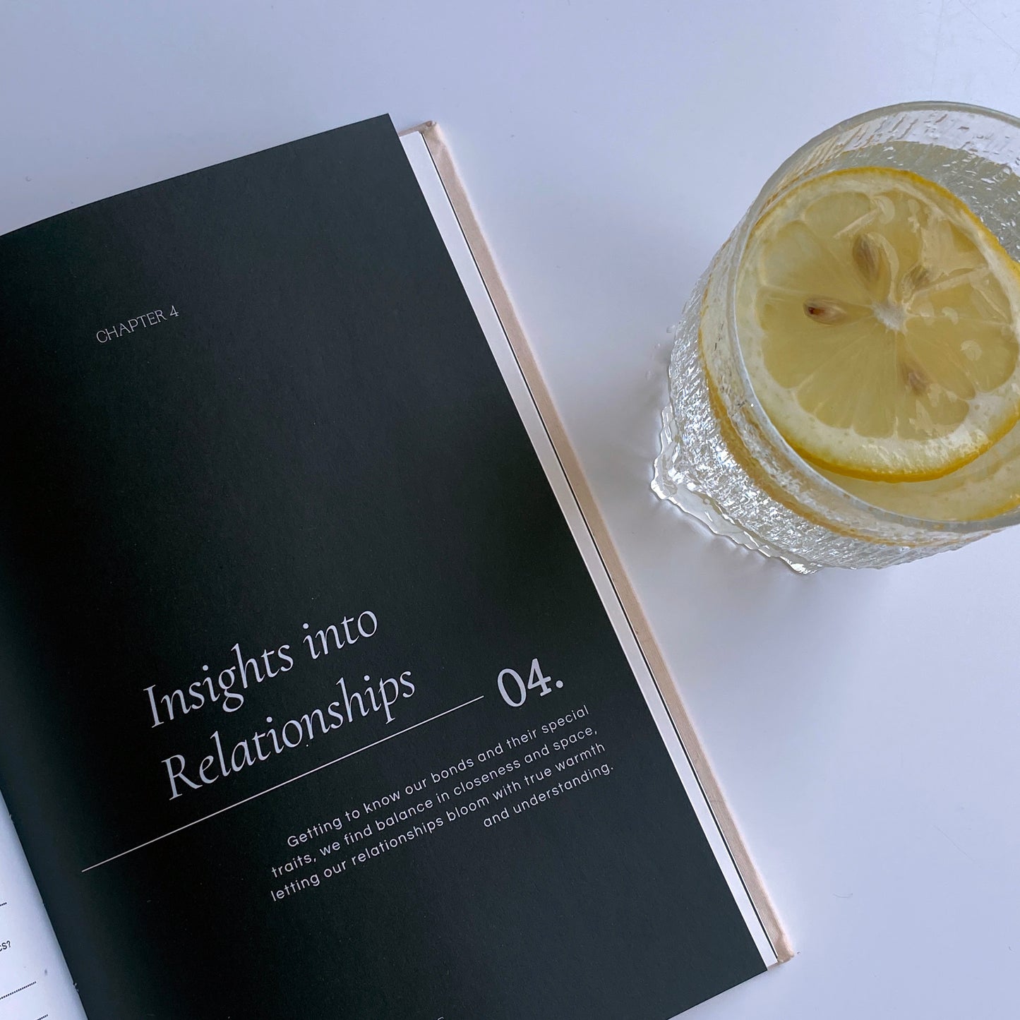 Hyvinvointia ja itsetuntemusta edistävä guided journal -muistikirja, joka sisältää kysymyksiä viiden kuukauden ajalle. Soveltuu henkilökohtaiseen kasvuun ja henkiseen hyvinvointiin.