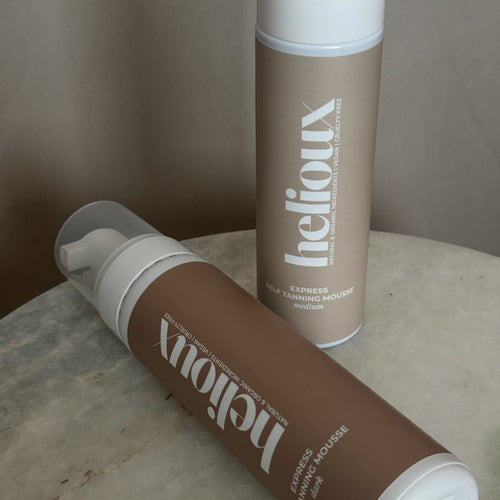 Itseruskettava Mousse antaa näkyvän hehkun minuuteissa ja täyden lopputuloksen jopa 1-3 tunnissa. 

Luonnonmukaisia ja hoitavia raaka-aineita sisältävä mousse neutraloi punertavia sävyjä ihossa, ja jättää iholle luonnollisen, oliivinsävyisen rusketuksen, ilman oranssia lopputulosta. Nopeasti kuivuva, tahmaamaton koostumus lukitsee kosteuden ihoon. 