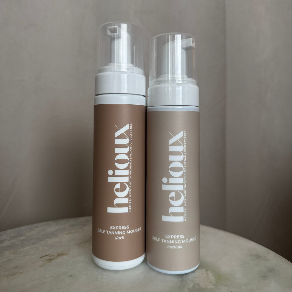 Itseruskettava Mousse antaa näkyvän hehkun minuuteissa ja täyden lopputuloksen jopa 1-3 tunnissa. 

Luonnonmukaisia ja hoitavia raaka-aineita sisältävä itseruskettava mousse neutraloi punertavia sävyjä ihossa, ja jättää iholle luonnollisen, oliivinsävyisen rusketuksen, ilman oranssia lopputulosta. Nopeasti kuivuva, tahmaamaton koostumus lukitsee kosteuden ihoon. 