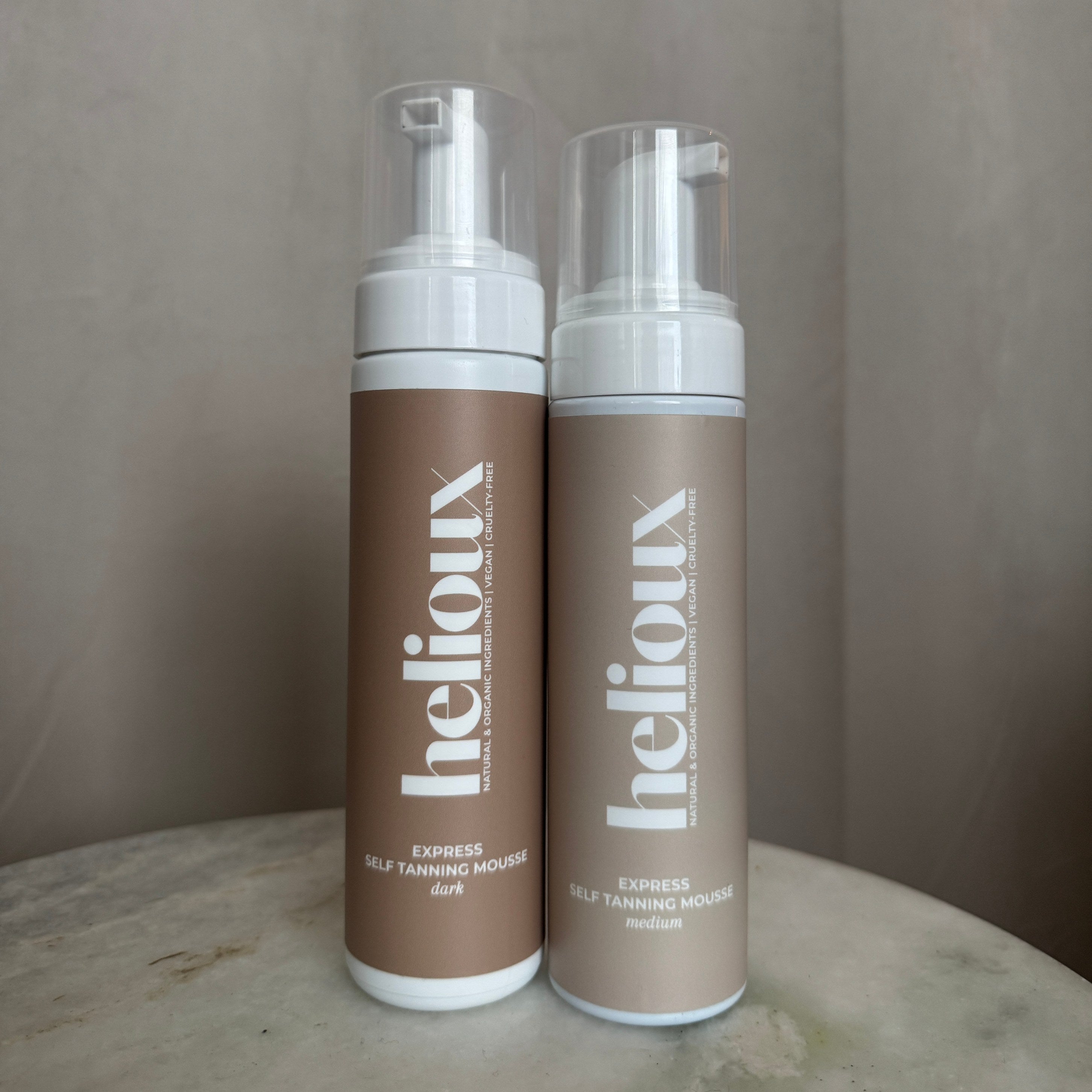 Itseruskettava Mousse antaa näkyvän hehkun minuuteissa ja täyden lopputuloksen jopa 1-3 tunnissa. 

Luonnonmukaisia ja hoitavia raaka-aineita sisältävä itseruskettava mousse neutraloi punertavia sävyjä ihossa, ja jättää iholle luonnollisen, oliivinsävyisen rusketuksen, ilman oranssia lopputulosta. Nopeasti kuivuva, tahmaamaton koostumus lukitsee kosteuden ihoon. 