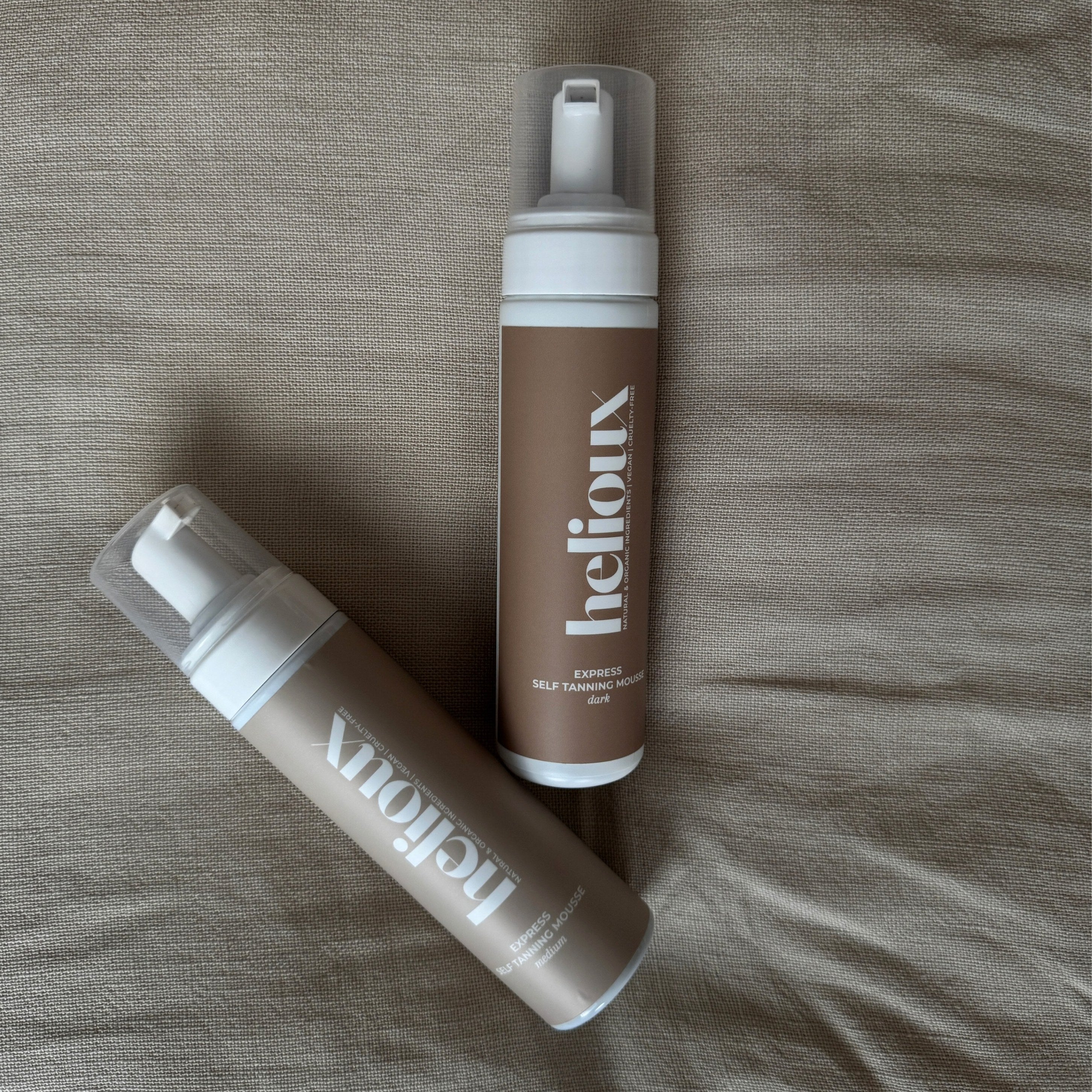 Itseruskettava Mousse antaa näkyvän hehkun minuuteissa ja täyden lopputuloksen jopa 1-3 tunnissa. 

Luonnonmukaisia ja hoitavia raaka-aineita sisältävä itseruskettava mousse neutraloi punertavia sävyjä ihossa, ja jättää iholle luonnollisen, oliivinsävyisen rusketuksen, ilman oranssia lopputulosta. Nopeasti kuivuva, tahmaamaton koostumus lukitsee kosteuden ihoon. 