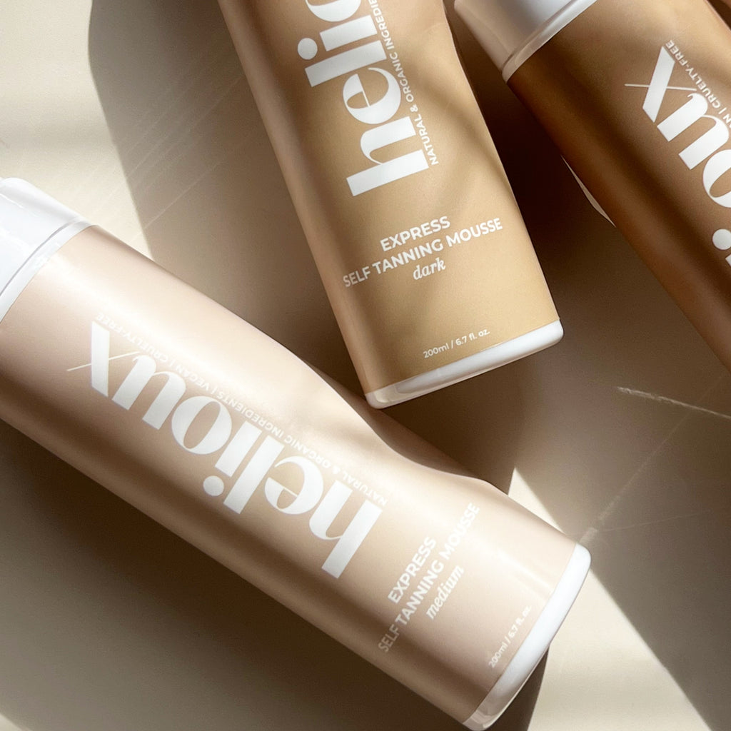 Itseruskettava Mousse antaa näkyvän hehkun minuuteissa ja täyden lopputuloksen jopa 1-3 tunnissa. 

Luonnonmukaisia ja hoitavia raaka-aineita sisältävä itseruskettava mousse neutraloi punertavia sävyjä ihossa, ja jättää iholle luonnollisen, oliivinsävyisen rusketuksen, ilman oranssia lopputulosta. Nopeasti kuivuva, tahmaamaton koostumus lukitsee kosteuden ihoon. 