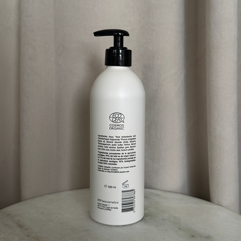 Kolmen tehokkaan luomuraaka-aineen yhdistelmä: manteliöljy, sheavoi ja aloe vera – rauhoittaa kuivaa ihoa, hoitaa sitä syvältä ja auttaa sitomaan kosteuden pitkäksi aikaa. Lopputuloksena on sileä, hyvinvoiva ja kauniisti hehkuva iho.
Tuoksu on mieto kukkais-hedelmäinen ja vesimäinen.
