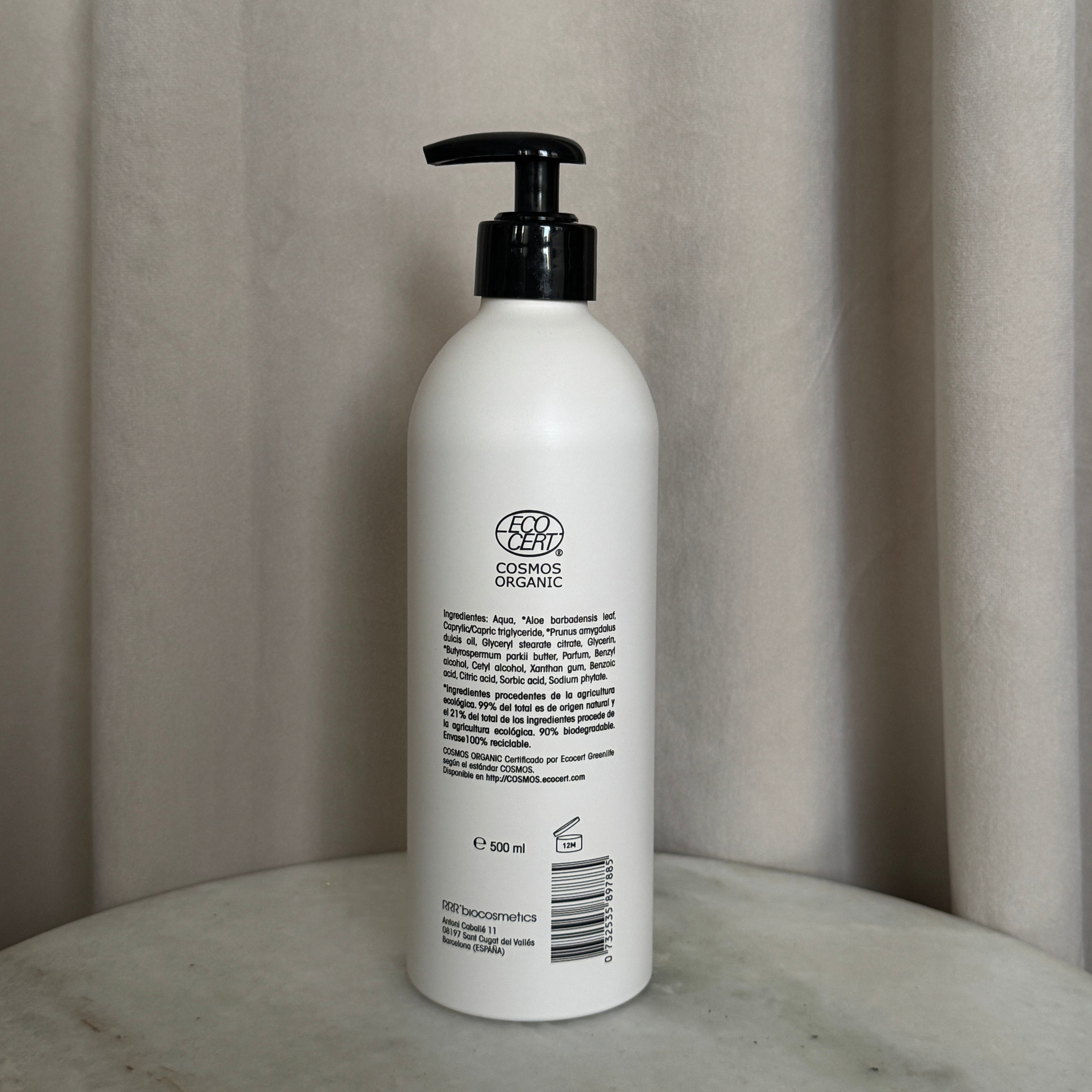 Kolmen tehokkaan luomuraaka-aineen yhdistelmä: manteliöljy, sheavoi ja aloe vera – rauhoittaa kuivaa ihoa, hoitaa sitä syvältä ja auttaa sitomaan kosteuden pitkäksi aikaa. Lopputuloksena on sileä, hyvinvoiva ja kauniisti hehkuva iho.
Tuoksu on mieto kukkais-hedelmäinen ja vesimäinen.
