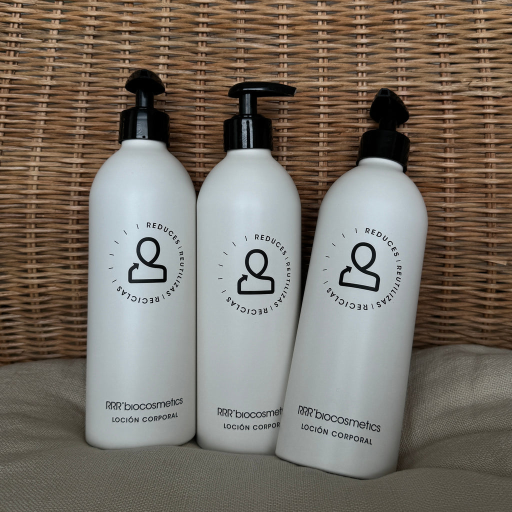 RRR’biocosmetics vartalovoide on ravitseva ja ultrakevyt vartalovoide, joka imeytyy ihoon välittömästi jättäen sen kosteutetuksi ja silkinpehmeäksi ilman rasvaista tunnetta. Sen intensiivisesti kosteuttava ja ihoa vahvistava vaikutus parantaa näkyvästi ihon kimmoisuutta, hehkua ja elinvoimaa. Raikkaan koostumuksensa ansiosta voit pukeutua heti levityksen jälkeen.
Kolmen tehokkaan luomuraaka-aineen yhdistelmä: manteliöljy, sheavoi ja aloe vera – rauhoittaa kuivaa ihoa, hoitaa sitä syvältä ja auttaa sitomaan 