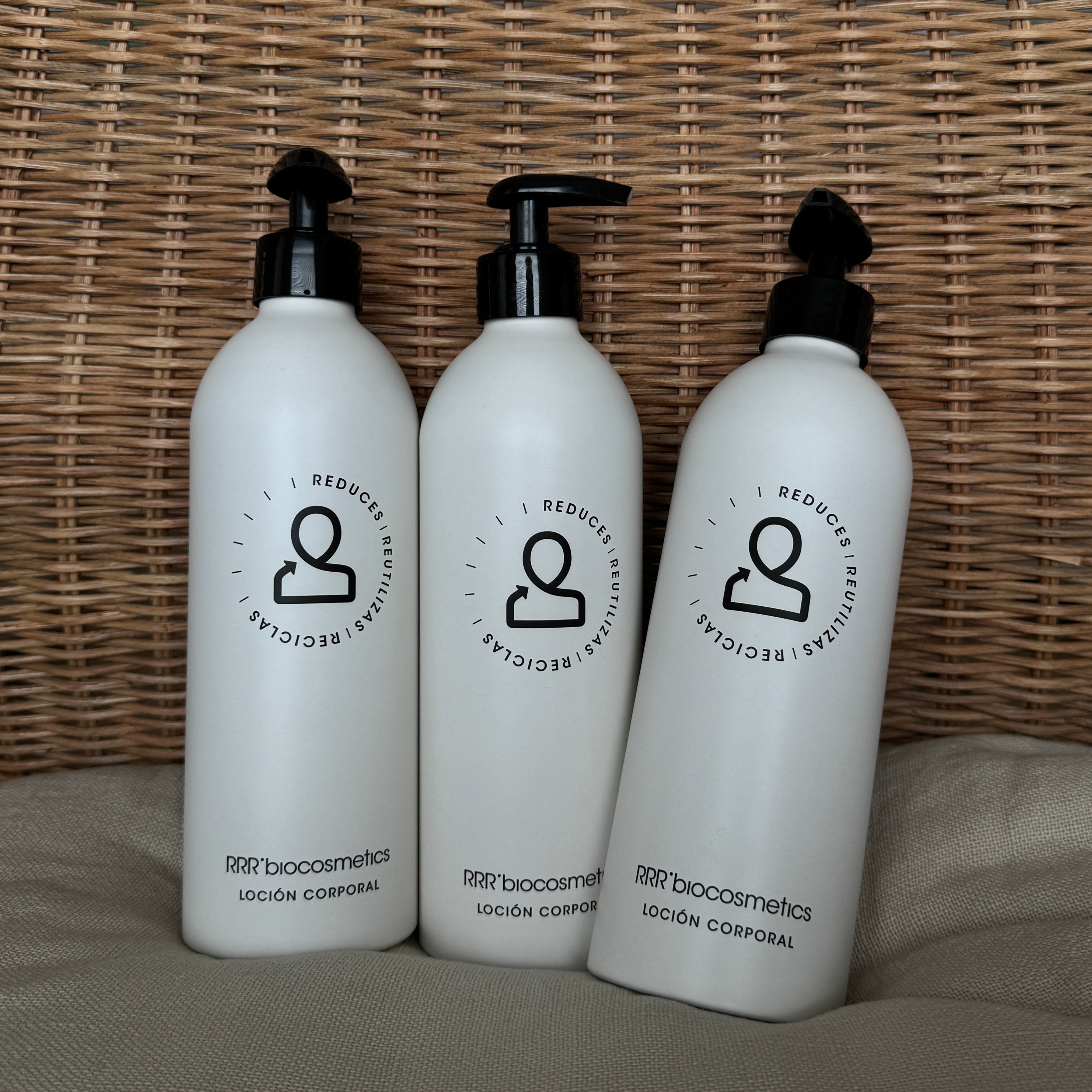 RRR’biocosmetics vartalovoide on ravitseva ja ultrakevyt vartalovoide, joka imeytyy ihoon välittömästi jättäen sen kosteutetuksi ja silkinpehmeäksi ilman rasvaista tunnetta. Sen intensiivisesti kosteuttava ja ihoa vahvistava vaikutus parantaa näkyvästi ihon kimmoisuutta, hehkua ja elinvoimaa. Raikkaan koostumuksensa ansiosta voit pukeutua heti levityksen jälkeen.
Kolmen tehokkaan luomuraaka-aineen yhdistelmä: manteliöljy, sheavoi ja aloe vera – rauhoittaa kuivaa ihoa, hoitaa sitä syvältä ja auttaa sitomaan 