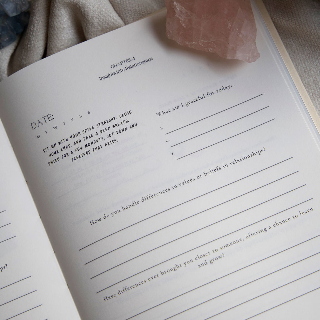 Englanninkielinen guided journal itsetuntemukseen ja henkiseen hyvinvointiin, minimalistinen muistikirja päivittäiseen journalingiin ja reflektointiin.