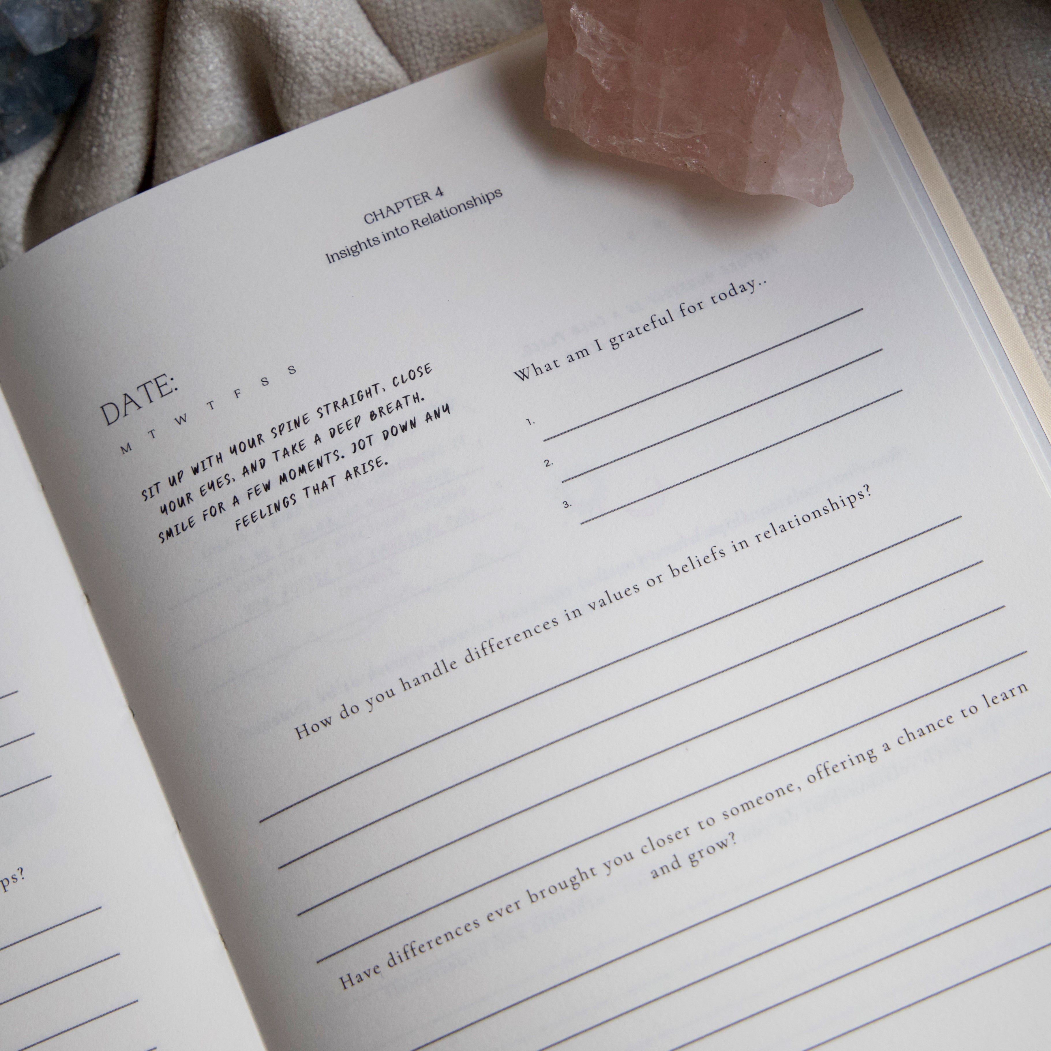 Englanninkielinen guided journal itsetuntemukseen ja henkiseen hyvinvointiin, minimalistinen muistikirja päivittäiseen journalingiin ja reflektointiin.