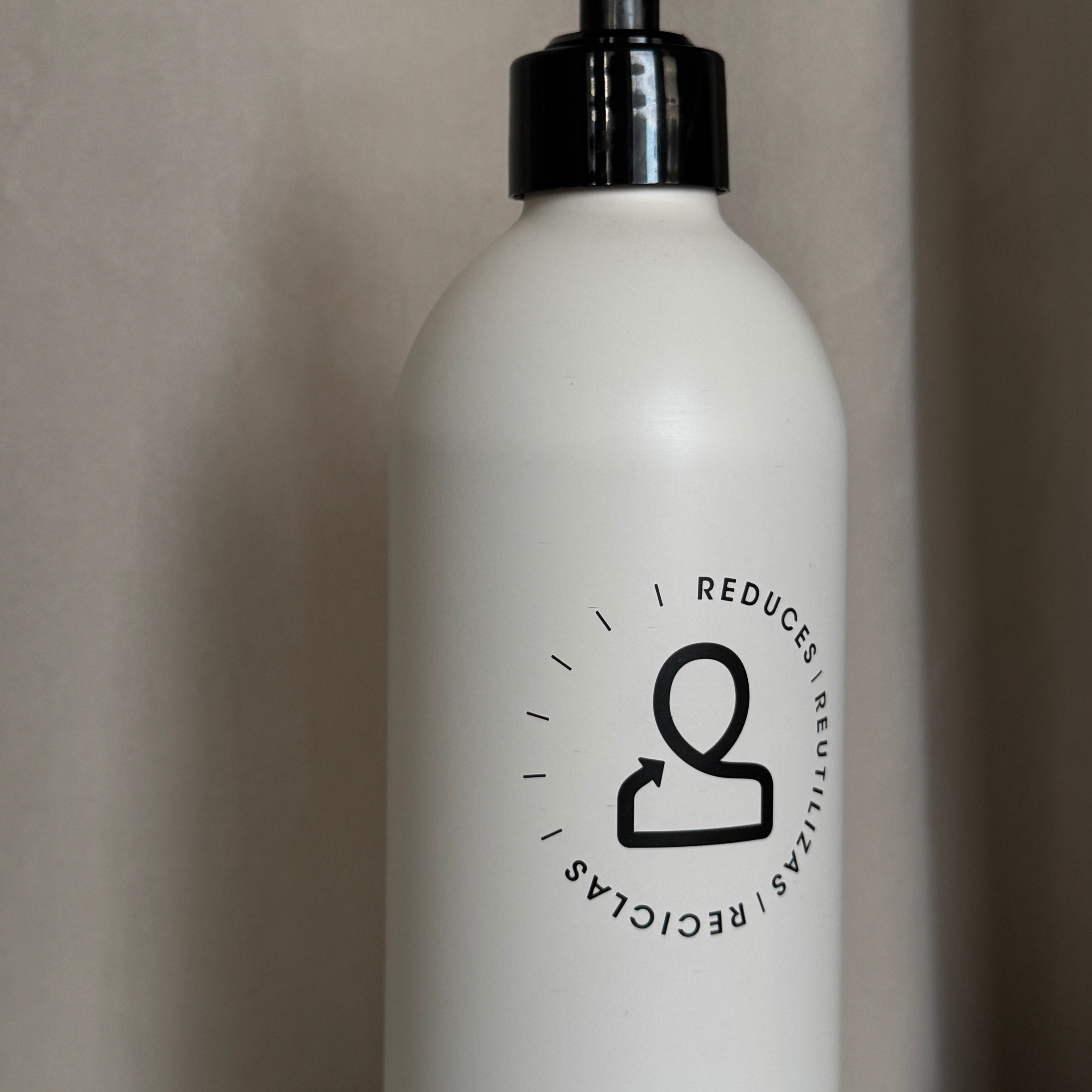 ☾ Auttaa ehkäisemään arpien muodostumista
Manteliöljy tukee ihon uusiutumista ja verenkiertoa, mikä voi vähentää arpien näkyvyyttä. Sen rasvahapot ja E-vitamiini edistävät ihon joustavuutta ja napakkuutta.

☾ Kevyt ja nopeasti imeytyvä koostumus
Täydellinen valinta, jos haluat tehokasta kosteutusta ilman tahmaista pintaa.

☾ Sopii erityisesti suihkurusketuksen ja itseruskettavan ylläpitoon!

Luomusertifioitu, vegaaninen ja biohajoava tuote. Soveltuu kaikille ihotyypeille, ja erityisesti kuivalle, herkälle 