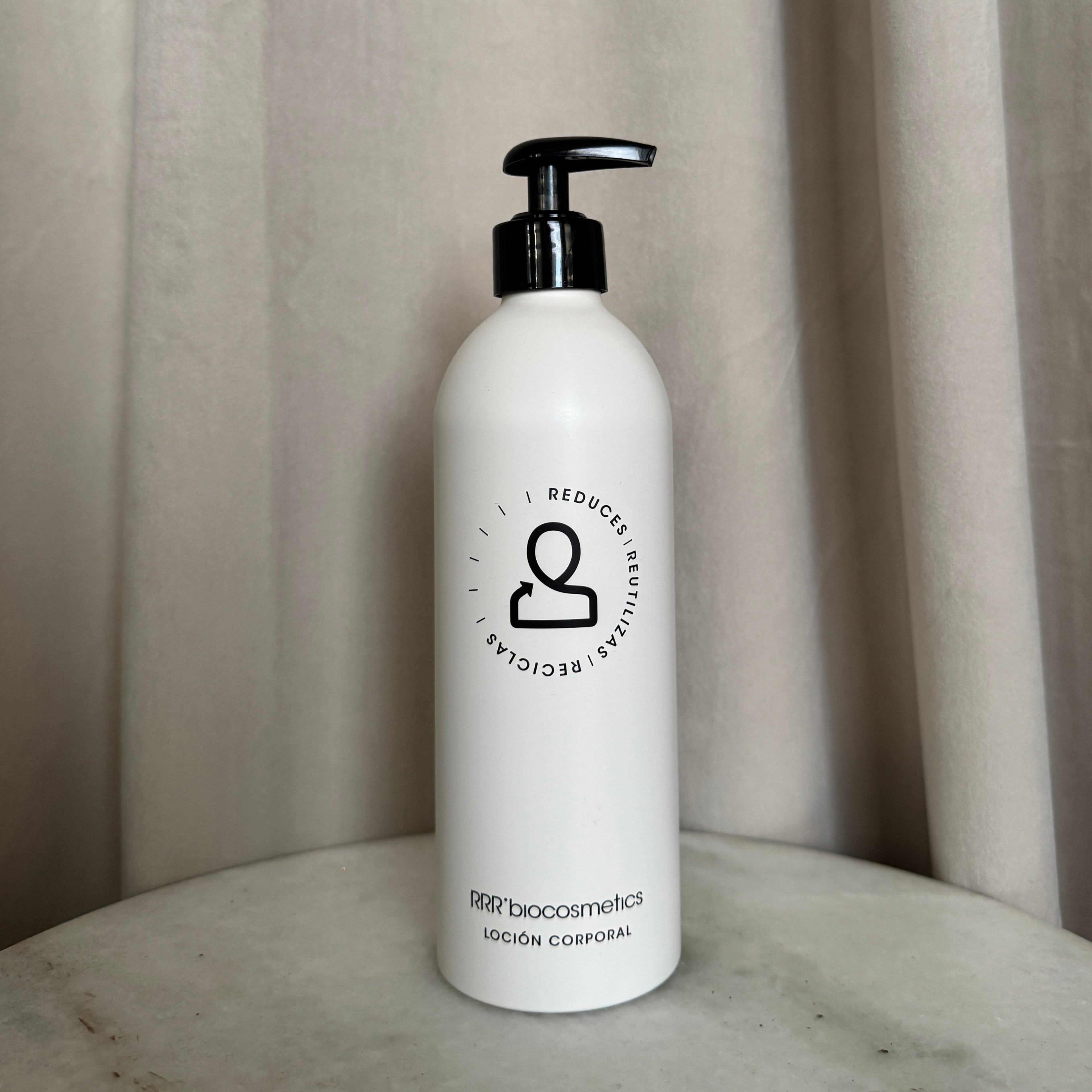 RRR’biocosmetics vartalovoide on ravitseva ja ultrakevyt vartalovoide, joka imeytyy ihoon välittömästi jättäen sen kosteutetuksi ja silkinpehmeäksi ilman rasvaista tunnetta. Sen intensiivisesti kosteuttava ja ihoa vahvistava vaikutus parantaa näkyvästi ihon kimmoisuutta, hehkua ja elinvoimaa. Raikkaan koostumuksensa ansiosta voit pukeutua heti levityksen jälkeen.

Sopii erityisesti suihkurusketuksen ja itseruskettavan ylläpitoon kosteusvoiteeksi.