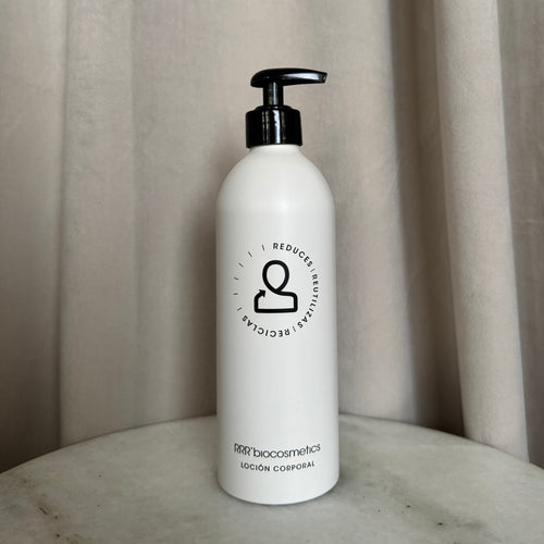 RRR’biocosmetics vartalovoide on ravitseva ja ultrakevyt vartalovoide, joka imeytyy ihoon välittömästi jättäen sen kosteutetuksi ja silkinpehmeäksi ilman rasvaista tunnetta. Sen intensiivisesti kosteuttava ja ihoa vahvistava vaikutus parantaa näkyvästi ihon kimmoisuutta, hehkua ja elinvoimaa. Raikkaan koostumuksensa ansiosta voit pukeutua heti levityksen jälkeen.

Sopii erityisesti suihkurusketuksen ja itseruskettavan ylläpitoon kosteusvoiteeksi.