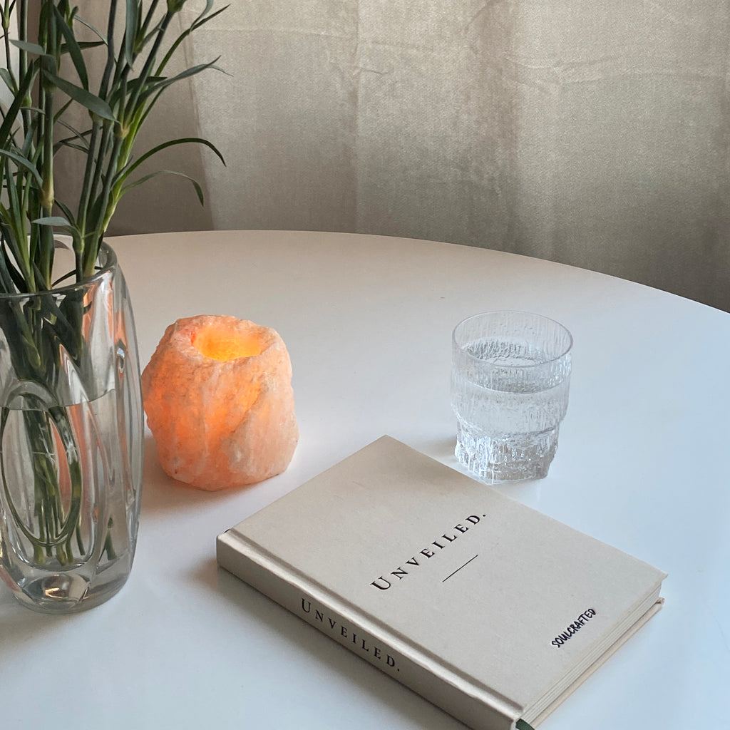 Unveiled on ohjattu päiväkirja viidelle kuukaudelle (englannin kielellä), joka auttaa sinua pysähtymään arjen keskellä ja kuulemaan oman äänesi selkeämmin. Se on lempeä työkalu itsetuntemukseen ja henkiseen hyvinvointiin. Ei suorittamista, vaan rauhallista palaamista itseesi, sivu ja päivä kerrallaan.