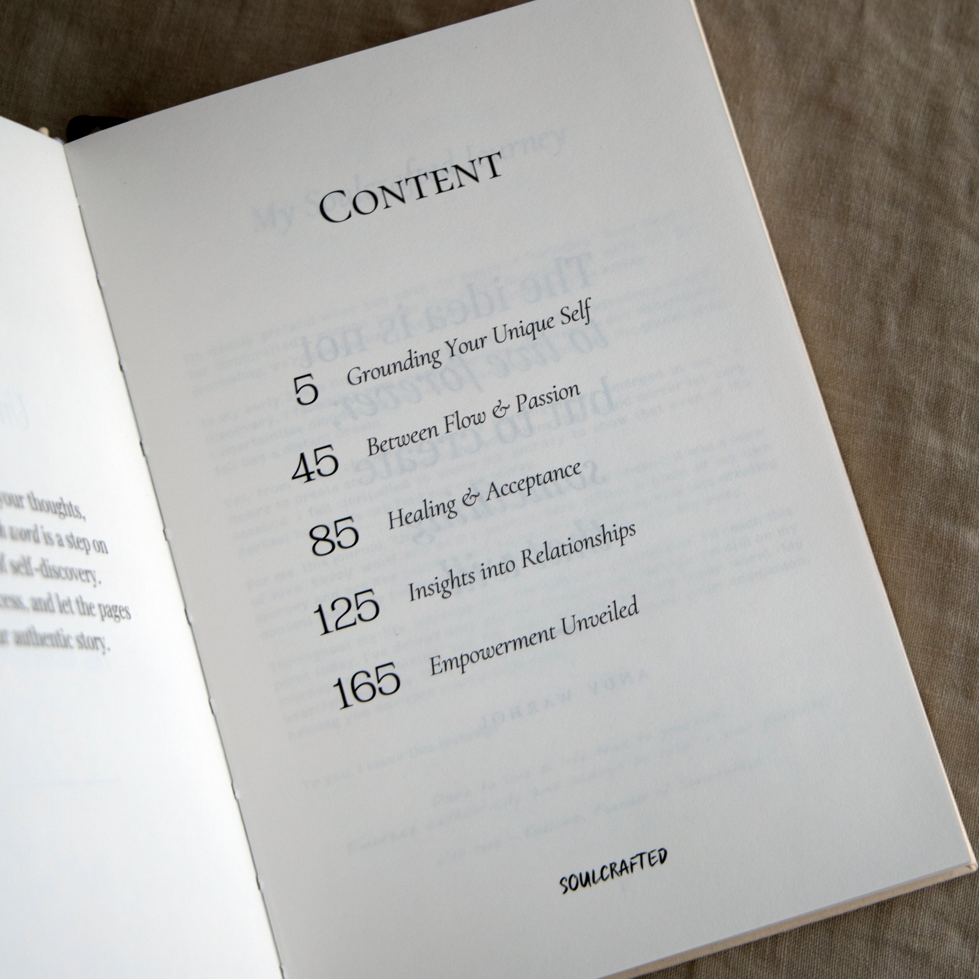 Täydellinen lahja hyvinvointia arvostavalle, ohjattu muistikirja itsetutkiskeluun ja henkiseen kasvuun.